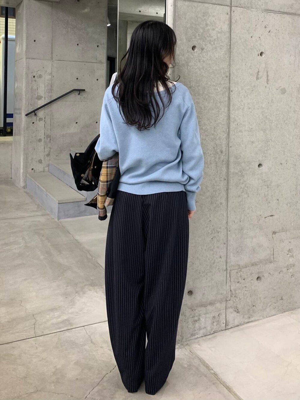 ブラック系のブーツ、ホワイト系のTシャツ/カットソー、ブルー系のチュニックを着用したレディースの冬コーディネートの6枚目の写真