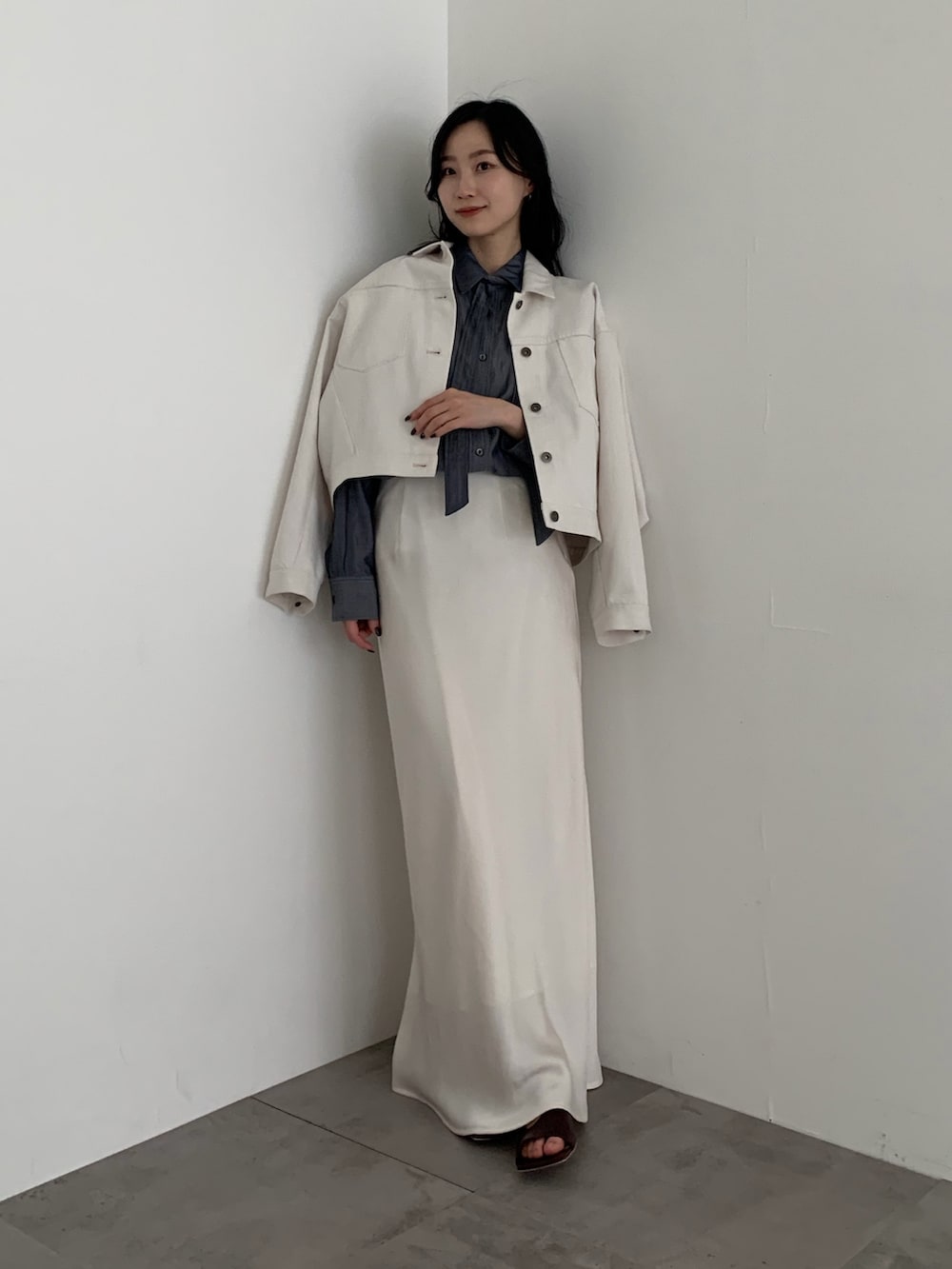 ブルー系のシャツ/ブラウス、ホワイト系のデニムジャケットを着用したレディースの冬コーディネートの3枚目の写真