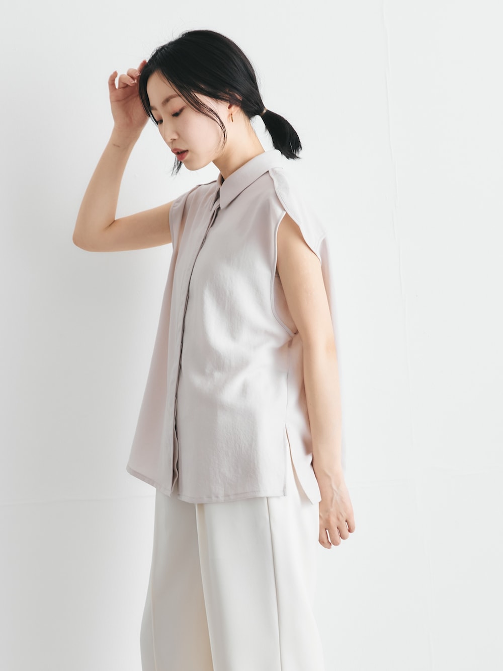 ベージュ系のシャツ/ブラウス、ベージュ系のその他パンツを着用したレディースの春コーディネートの2枚目の写真