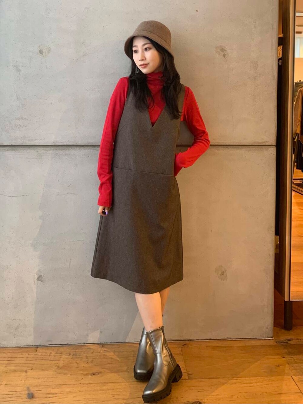 シルバー系のブーツ、レッド系のTシャツ/カットソー、ブラウン系のワンピースを着用したレディースの秋コーディネートの3枚目の写真