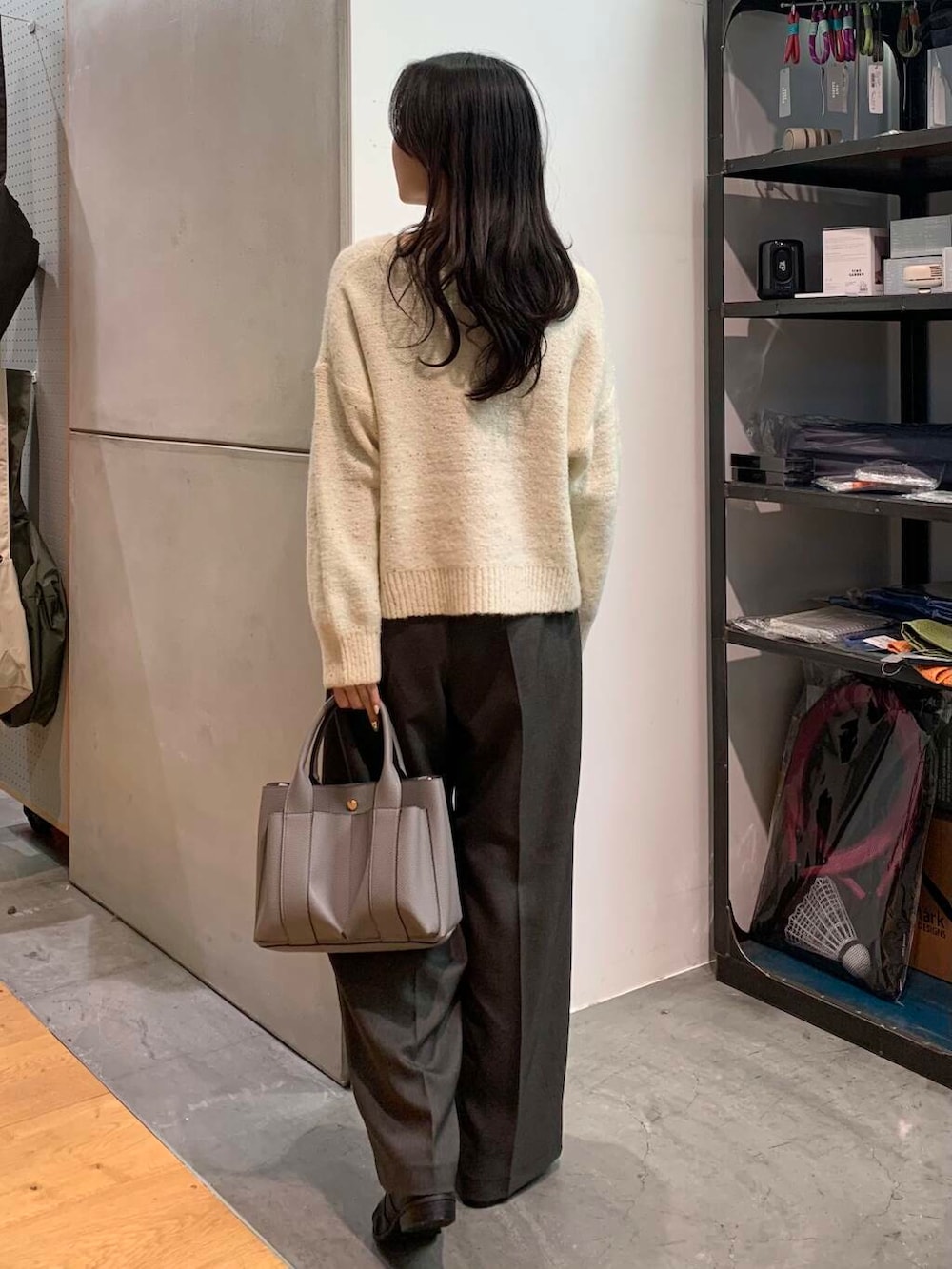 ブラック系のブーツ、グレー系のトートバッグ、ホワイト系のニット/セーターを着用したレディースの冬コーディネートの7枚目の写真