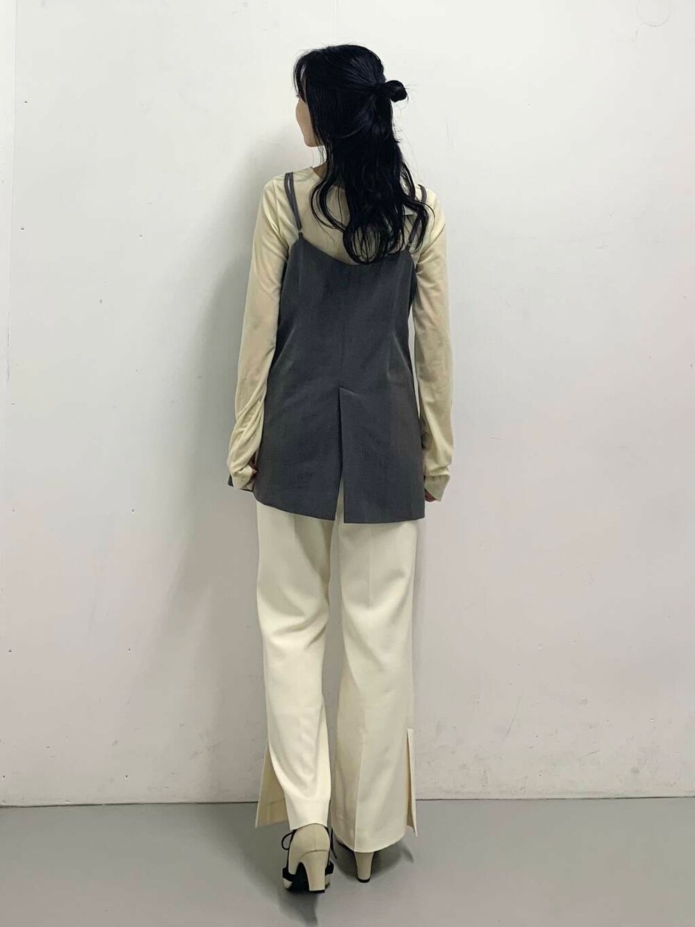 グレー系のチュニック、ホワイト系のパンプス、ホワイト系のTシャツ/カットソーを着用したレディースの秋コーディネートの5枚目の写真