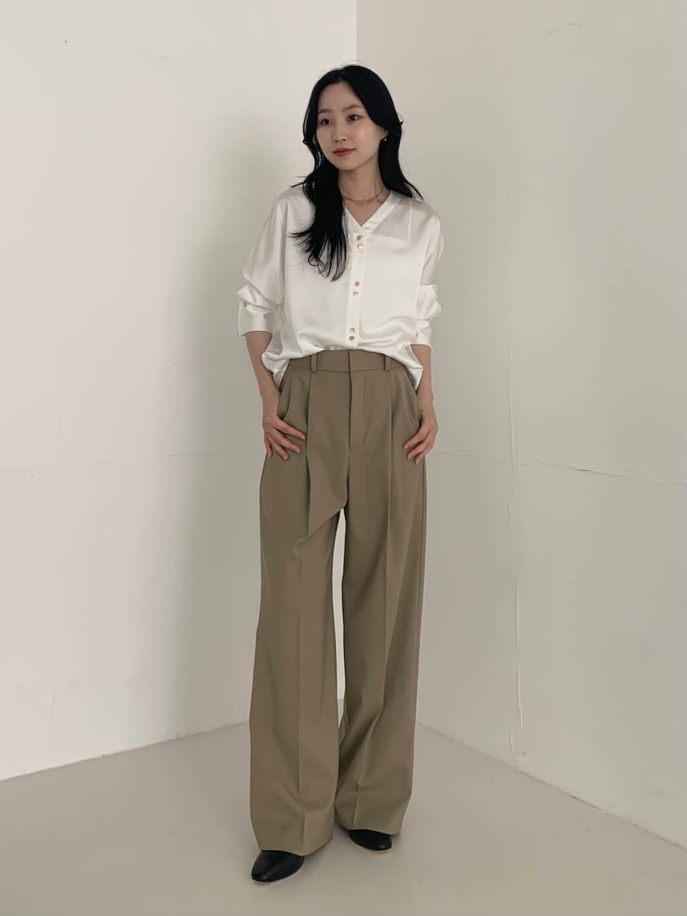 「サテンの素材なので、上品な印象を持たせてくれます✨、個人的にはボトムもキレイめスラックスなどで合わせるのがオススメです!」｜「URBAN RESEARCH ROSSO WOMENの防シワハイウエストワイドスラックス（その他パンツ、ベージュ系）」を使った、美波さん（レディース・158cm）の夏コーディネートの2枚目の写真
