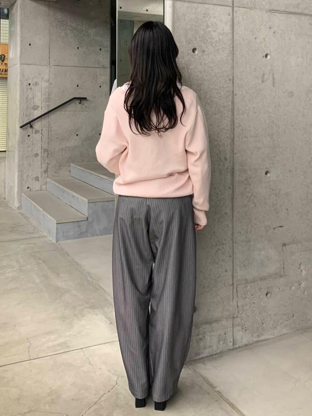 ブラック系のブーツ、ピンク系のシャツ/ブラウス、ピンク系のチュニックを着用したレディースの冬コーディネートの7枚目の写真