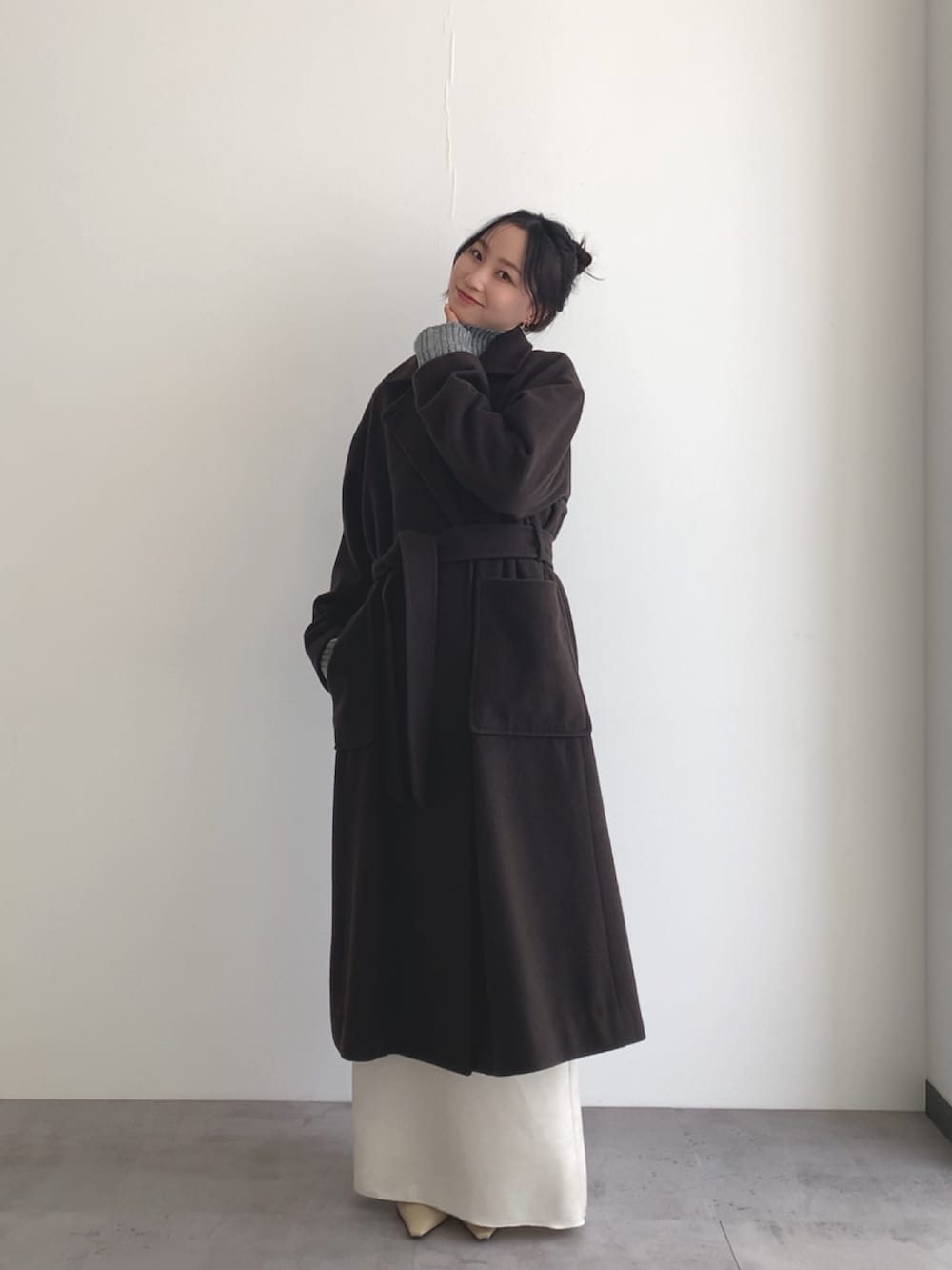 ブラウン系のその他アウターを着用したレディースの秋コーディネートの2枚目の写真