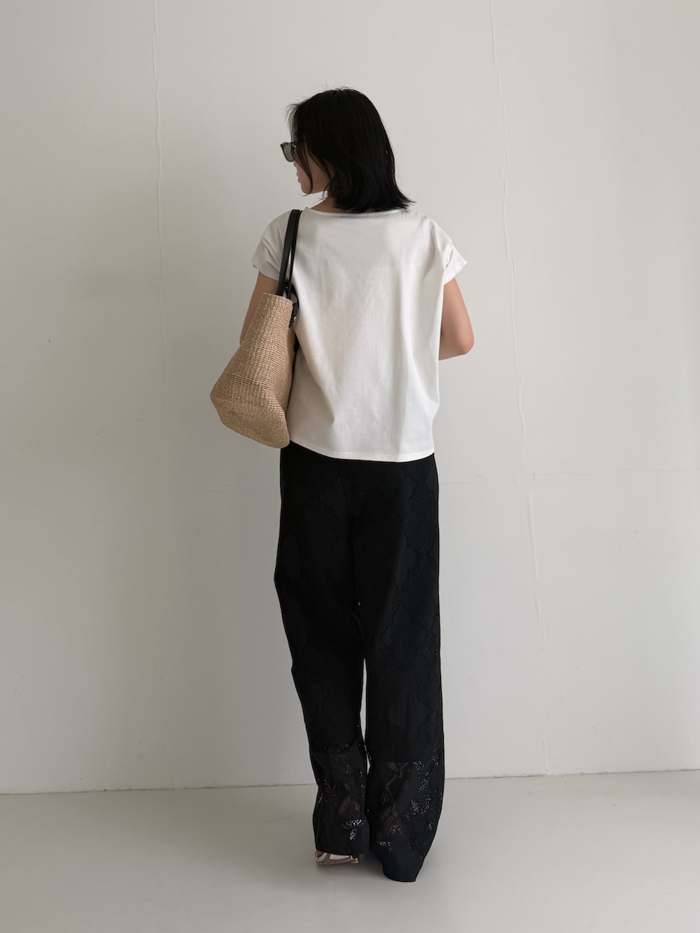 ホワイト系のTシャツ/カットソー、ブラック系のその他パンツを着用したレディースの夏コーディネートの4枚目の写真