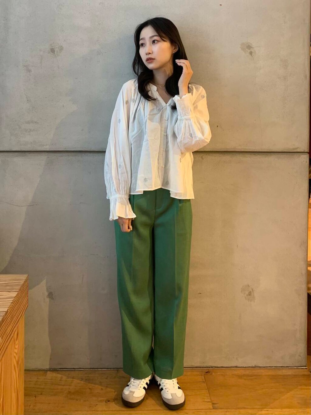 グリーン系のその他パンツ、ホワイト系のシャツ/ブラウス、ホワイト系のスニーカーを着用したレディースの秋コーディネートの2枚目の写真