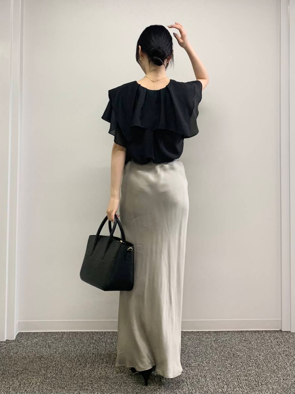 「スカート、デートコーデ、ブラウス、オフィスカジュアル、ROSSO、ブルベ夏、骨格ウェーブ、キレイめスタイル、最旬オフィスコーデ、ブルベ夏×骨格ウェーブ、きれいめフェミニン」|「URBAN RESEARCH ROSSO WOMENの『MADE IN JAPAN』オリジナルスウェードパンプス(パンプス、ブラック系)」を使った、美波さん(レディース・158cm)の春コーディネートの6枚目の写真