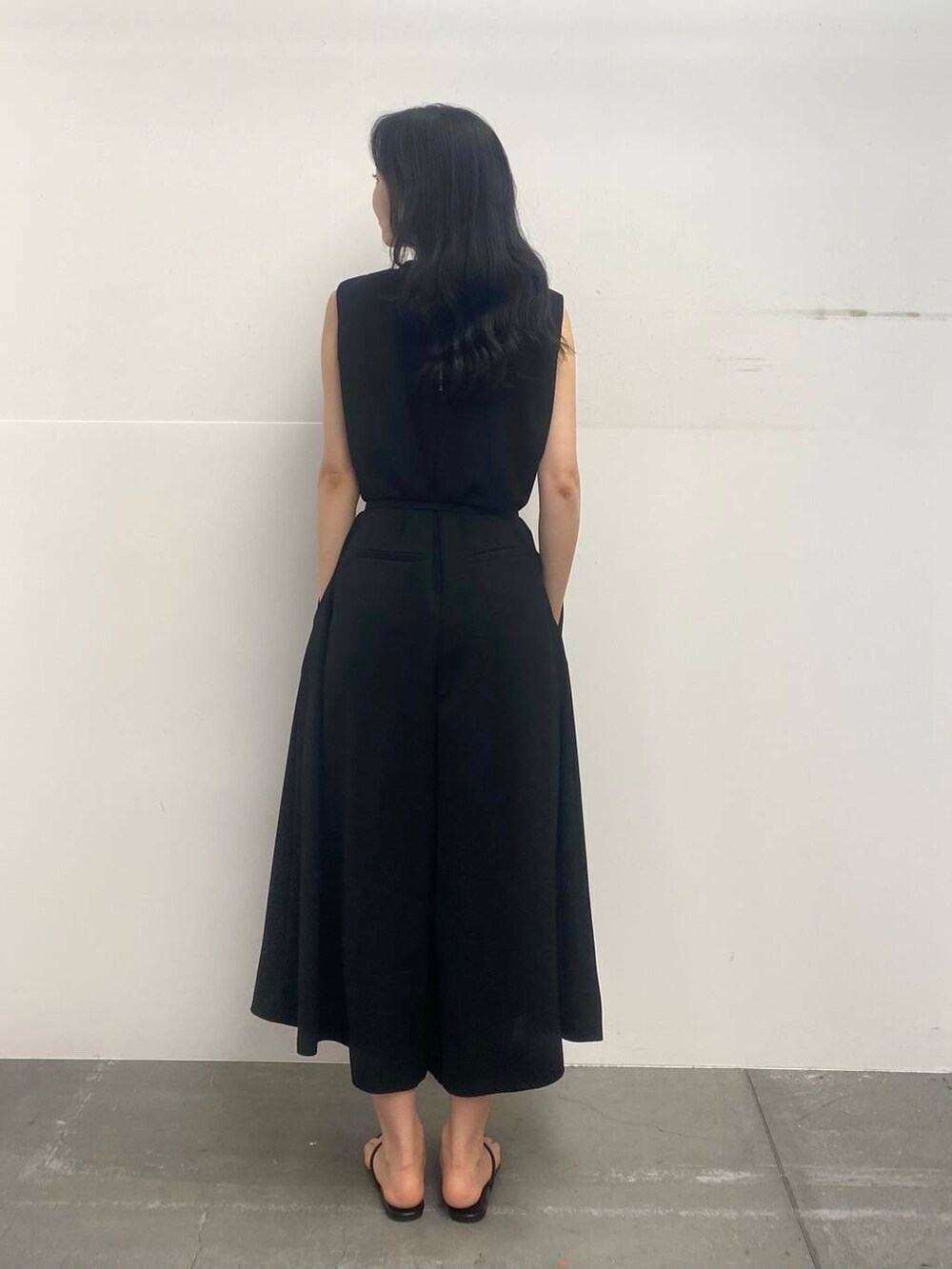 ブラック系のサンダル、ブラック系のつなぎ/オールインワンを着用したレディースの夏コーディネートの5枚目の写真