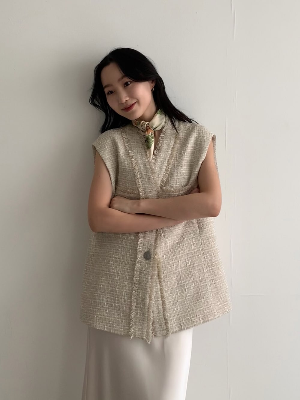 ベージュ系のベスト、ピンク系のバンダナ/スカーフを着用したレディースの冬コーディネートの2枚目の写真