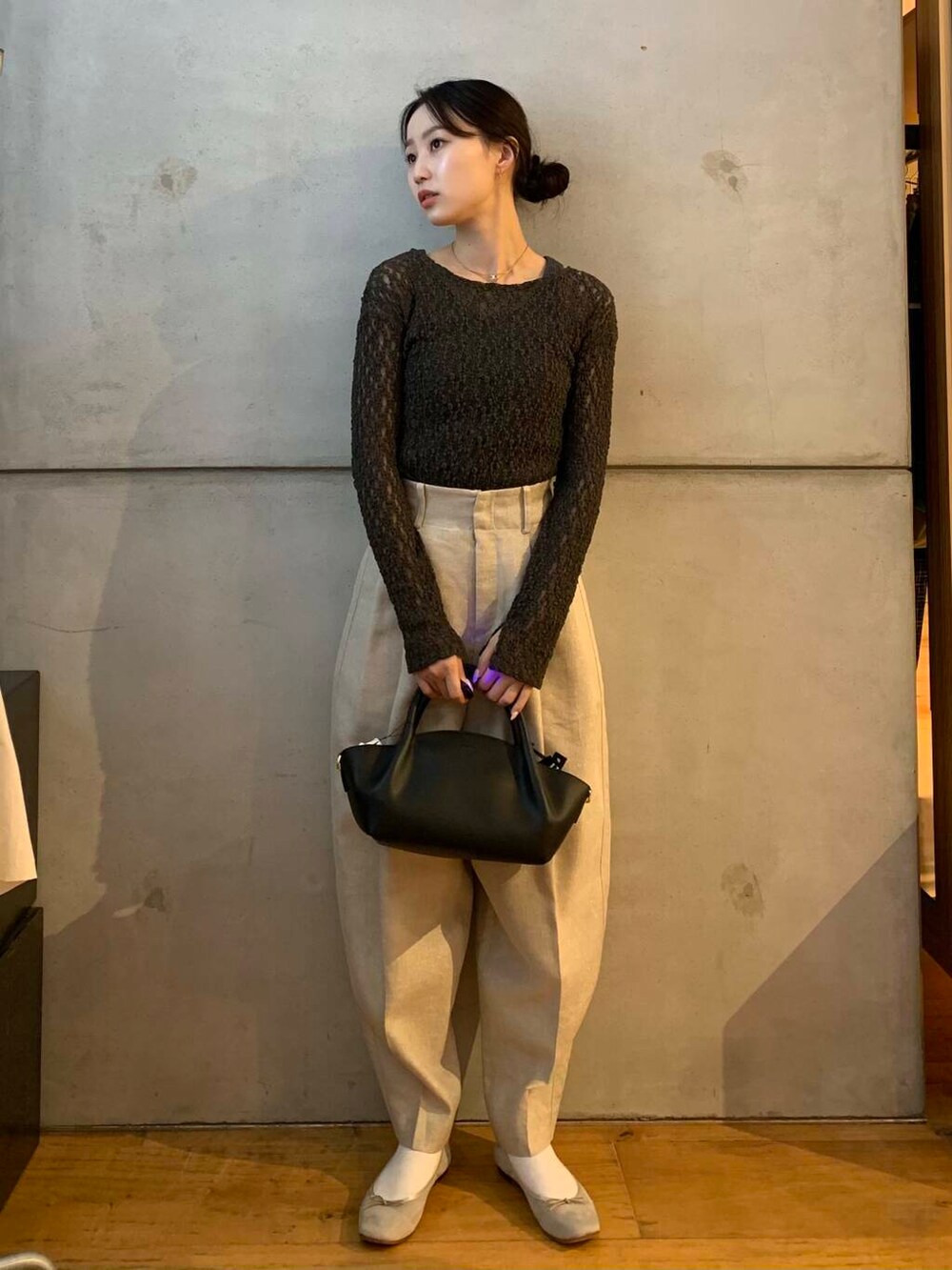 ベージュ系のその他パンツ、ブラウン系のバレエシューズ、ブラック系のショルダーバッグを着用したレディースの秋コーディネートの3枚目の写真