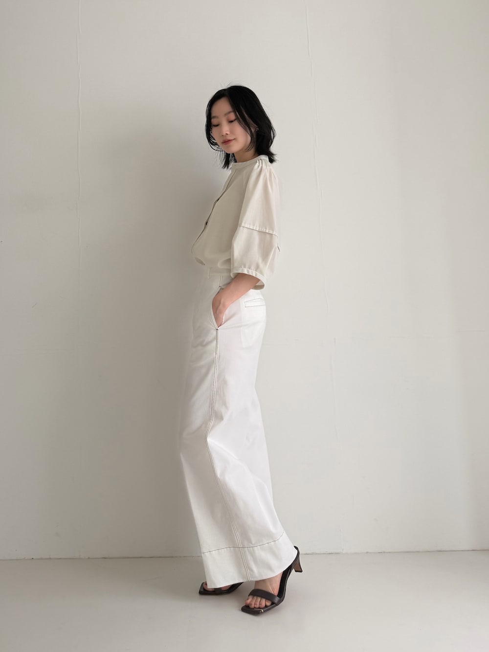 ホワイト系のシャツ/ブラウス、ホワイト系のその他パンツ、ブラウン系のサンダルを着用したレディースの春コーディネートの3枚目の写真