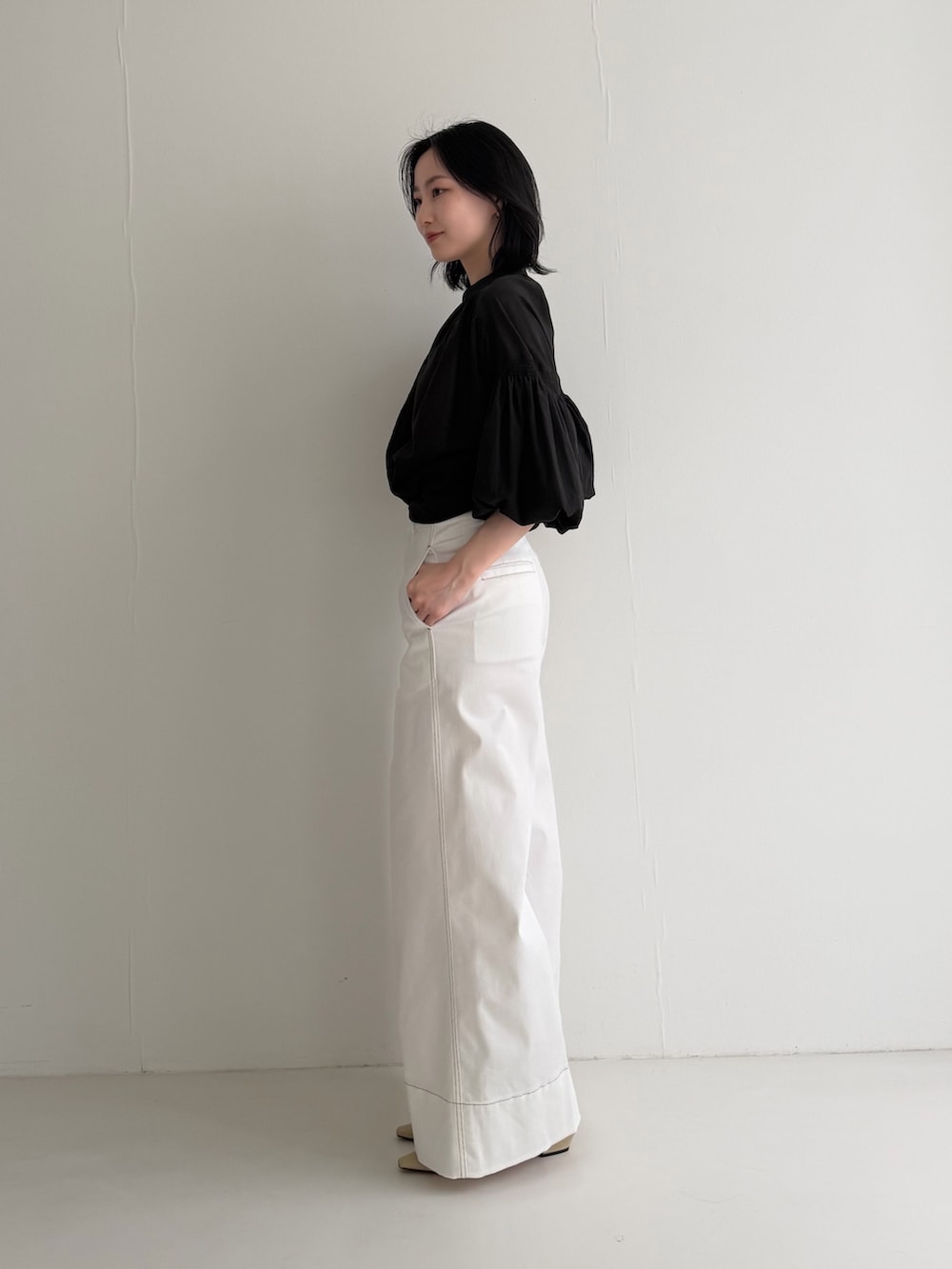 ブラック系のシャツ/ブラウス、グリーン系のその他シューズ、ホワイト系のその他パンツを着用したレディースの春コーディネートの3枚目の写真