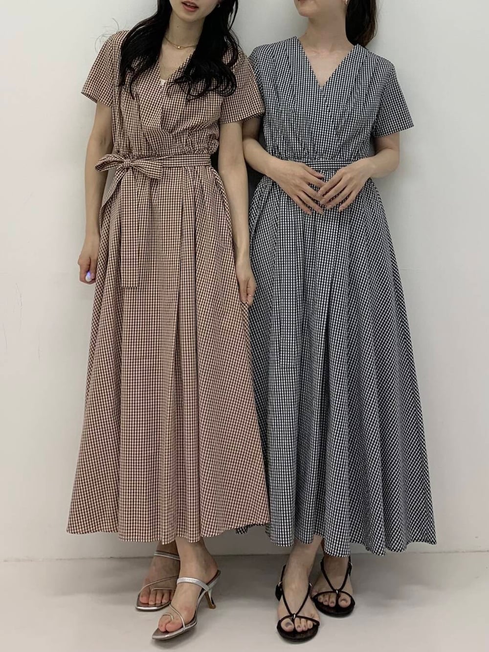 「ワンピース、休日コーデ、休日スタイル、ROSSO、ブルベ夏、骨格ウェーブ、ギンガムチェックワンピース、キレイめスタイル、初夏のお出掛けコーデ、ブルベ夏×骨格ウェーブ」｜「URBAN RESEARCH ROSSO WOMENの『WEB限定』ギンガムカシュクールワンピース（ワンピース、ブラウン系）」を使った、美波さん（レディース・158cm）の春コーディネートの4枚目の写真
