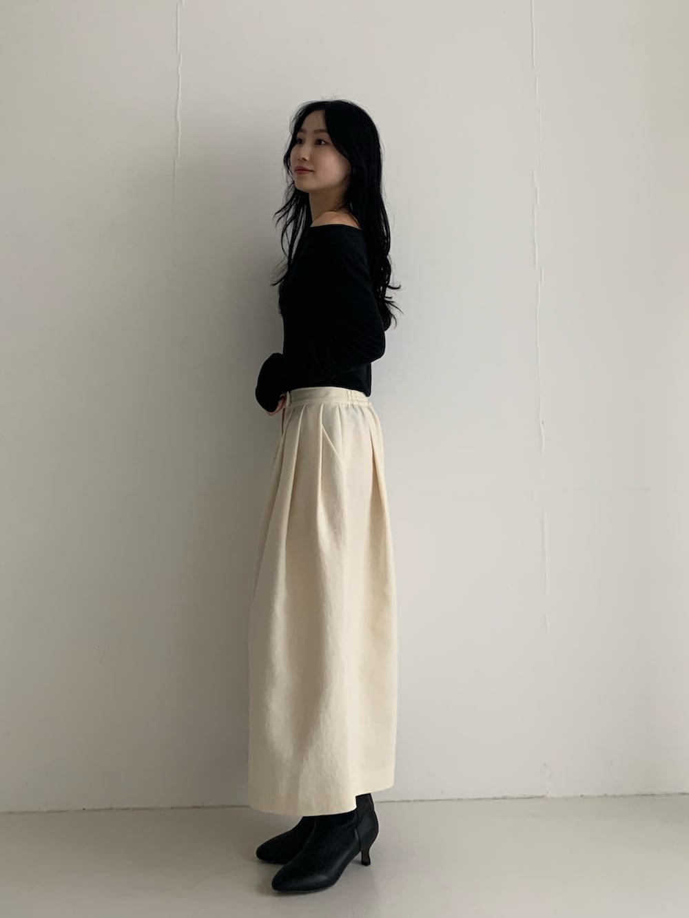 ブラック系のTシャツ/カットソー、ホワイト系のその他パンツ、ブラック系のブーツを着用したレディースの秋コーディネートの3枚目の写真