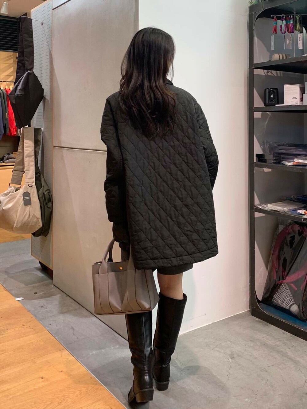 ブラック系のブーツ、グレー系のその他パンツ、グレー系のカーディガン/ボレロを着用したレディースの冬コーディネートの6枚目の写真