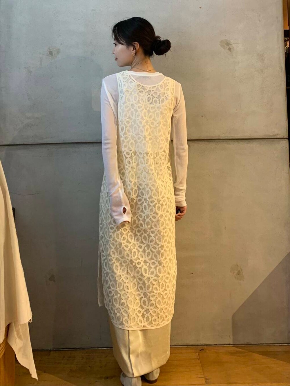 ホワイト系のスカート、ブラウン系のバレエシューズ、ホワイト系のTシャツ/カットソーを着用したレディースの秋コーディネートの5枚目の写真