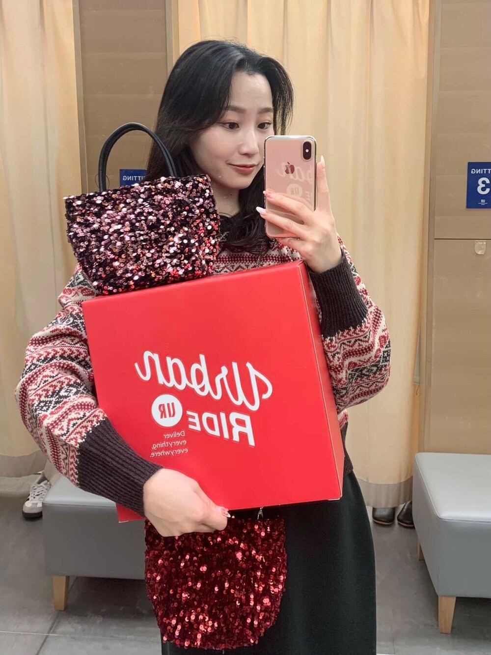 レッド系のショルダーバッグ、ピンク系のショルダーバッグを着用したレディースの冬コーディネートの2枚目の写真