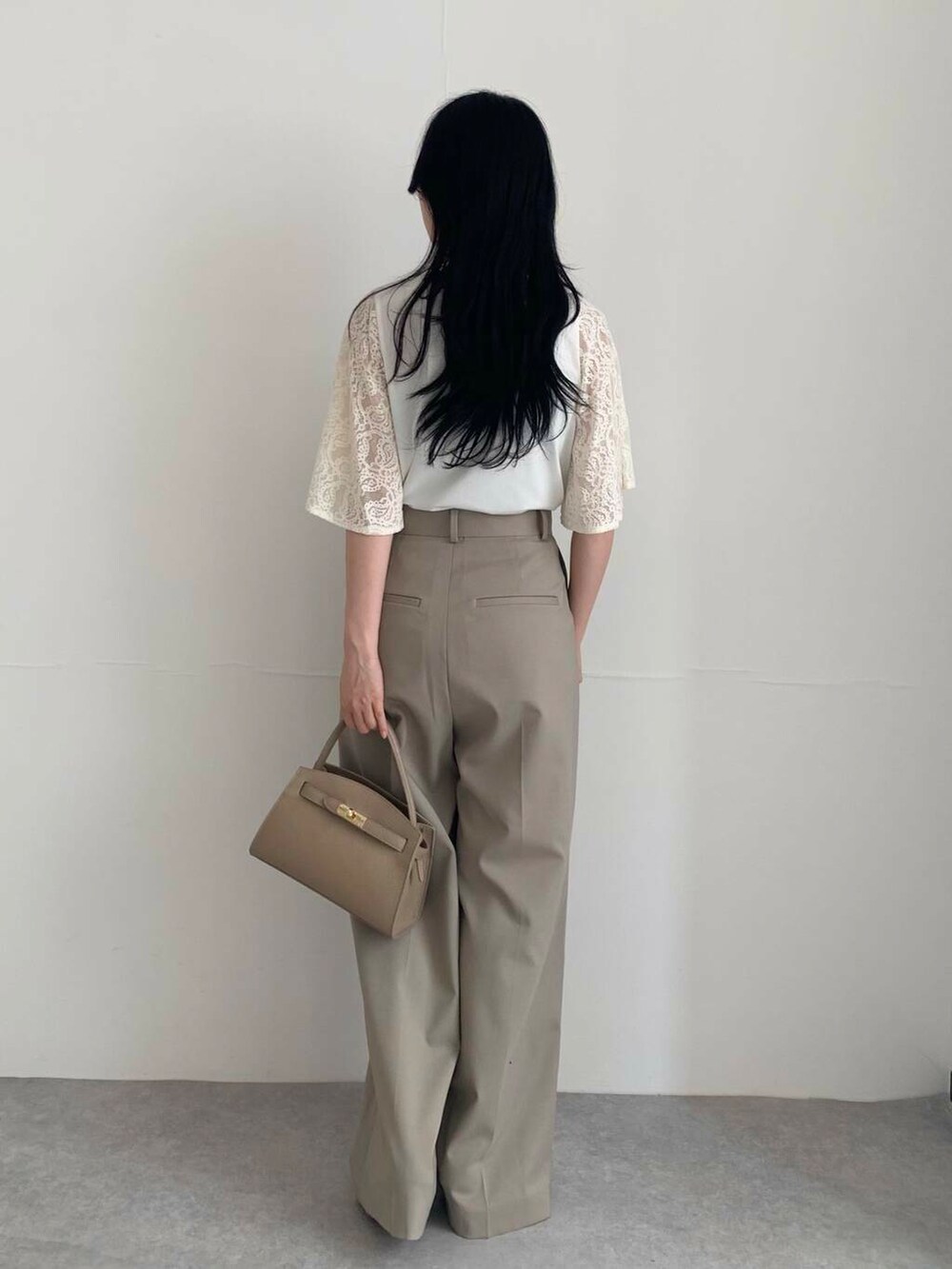 ブラウン系のパンプス、ブラウン系のその他パンツ、ホワイト系のTシャツ/カットソーを着用したレディースの夏コーディネートの5枚目の写真