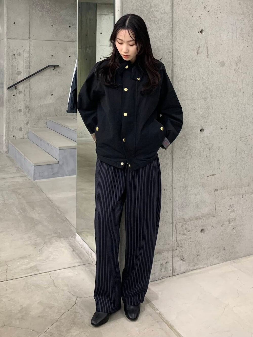 「アーバンリサーチ、URBANRESEARCH、babour、ブルベ夏、骨格ウェーブ、ブルベ夏×骨格ウェーブ、春のジャケットスタイル、スタッフが狙う春の新作」｜「URBAN RESEARCHのシープレザーショートブーツ（ブーツ、ブラック系）」を使った、美波さん（レディース・158cm）の冬コーディネートの5枚目の写真