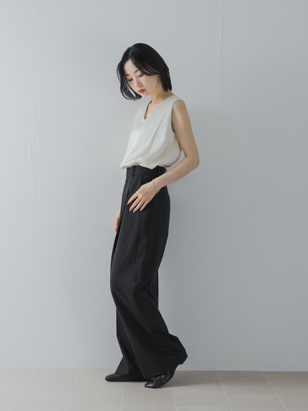 ブラック系のその他パンツ、ホワイト系のシャツ/ブラウス、ブラック系のその他シューズを着用したレディースの夏コーディネートの3枚目の写真