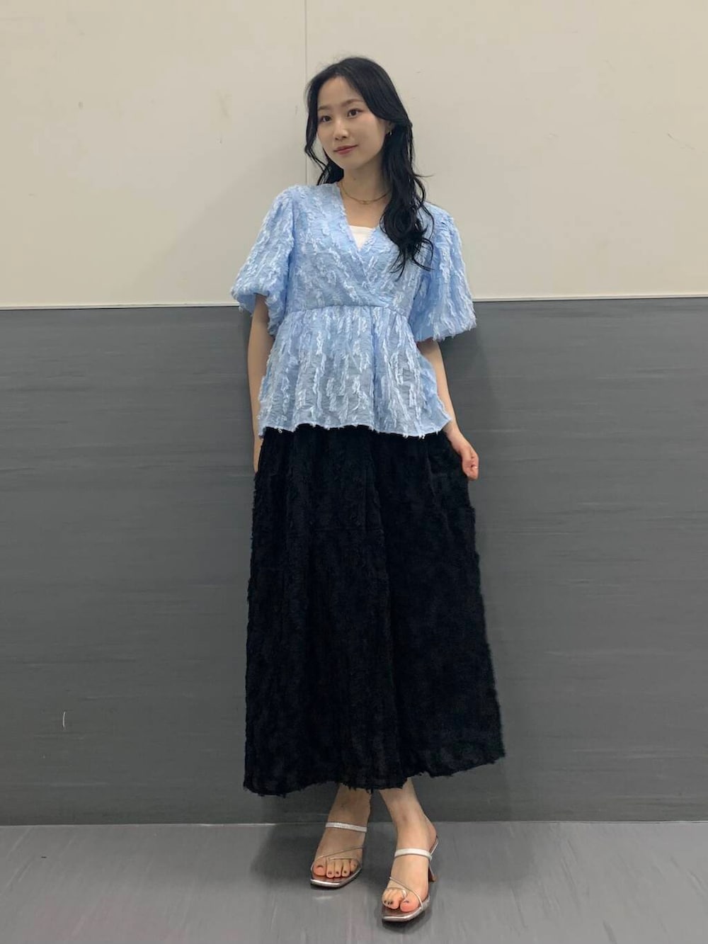 「スカート、休日コーデ、休日スタイル、ROSSO、ブルベ夏、骨格ウェーブ、キレイめスタイル、ブルベ夏×骨格ウェーブ、sip2412、万能ブラウスコーデ、ハイサマーコレクション、highsummer」｜「URBAN RESEARCH ROSSO WOMENのジャガードバルーンスリーブブラウス（シャツ/ブラウス、ブルー系）」を使った、美波さん（レディース・158cm）の夏コーディネートの2枚目の写真