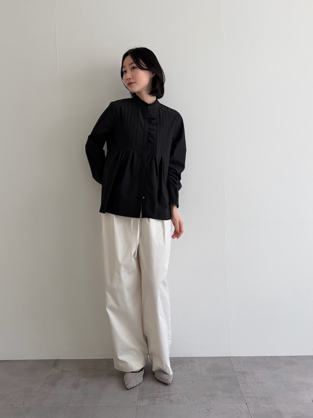 ブラック系のシャツ/ブラウス、ホワイト系のその他パンツ、ブラック系のパンプスを着用したレディースの冬コーディネートの3枚目の写真