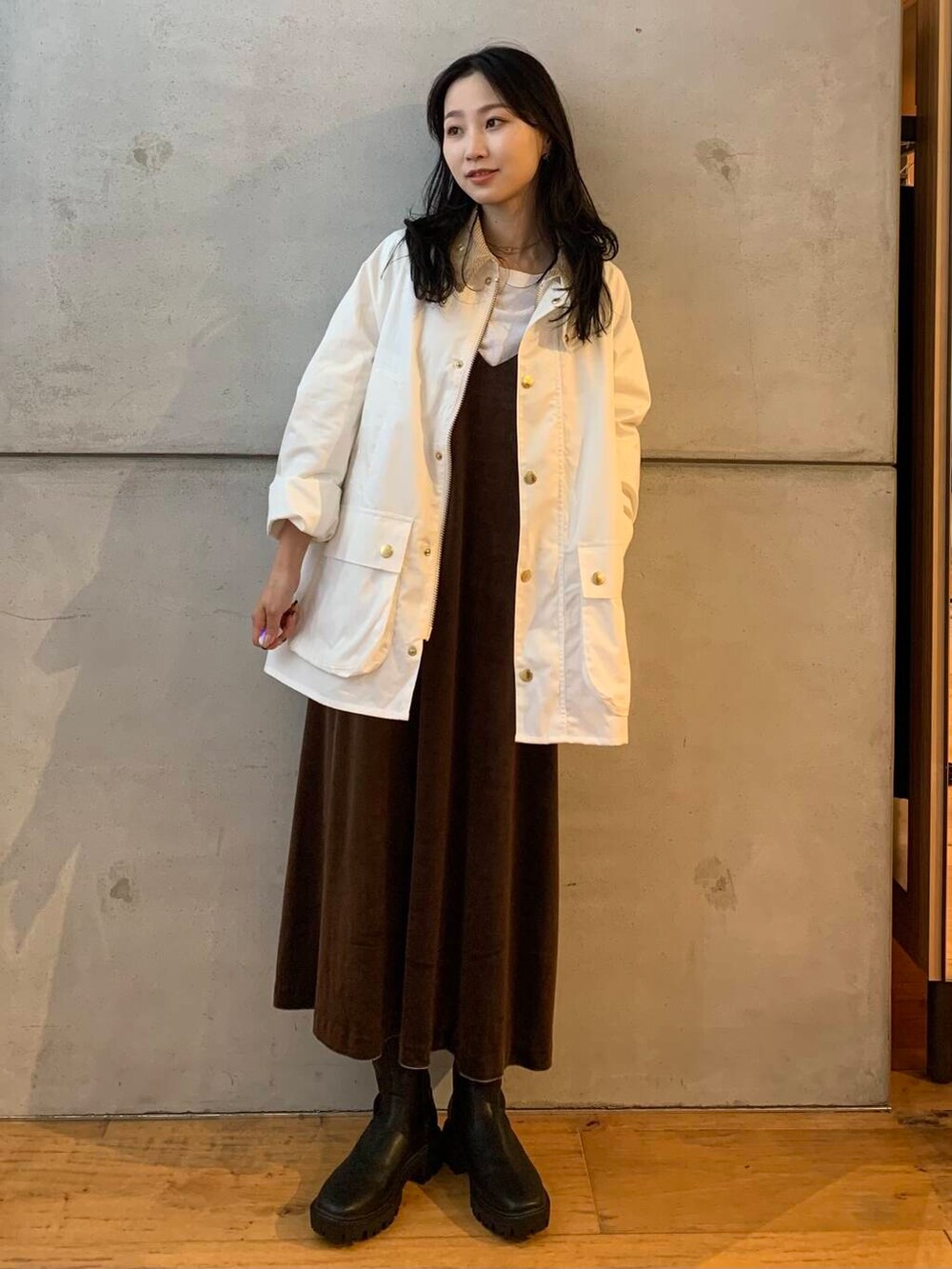 ホワイト系のTシャツ/カットソー、ブラック系のブーツ、グリーン系のワンピースを着用したレディースの秋コーディネートの2枚目の写真