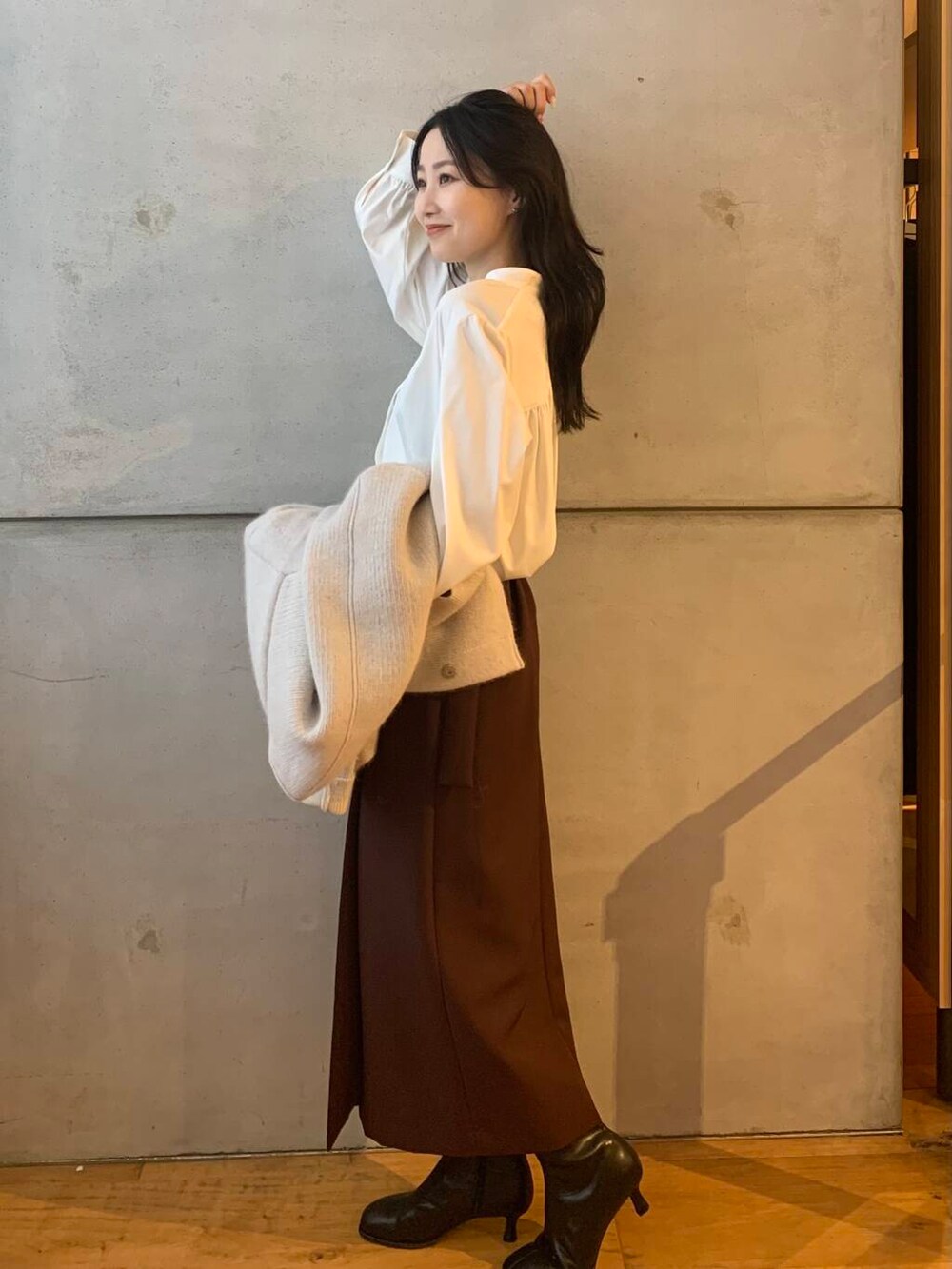 ブラック系のブーツ、グレー系のカーディガン/ボレロ、ホワイト系のシャツ/ブラウスを着用したレディースの秋コーディネートの4枚目の写真