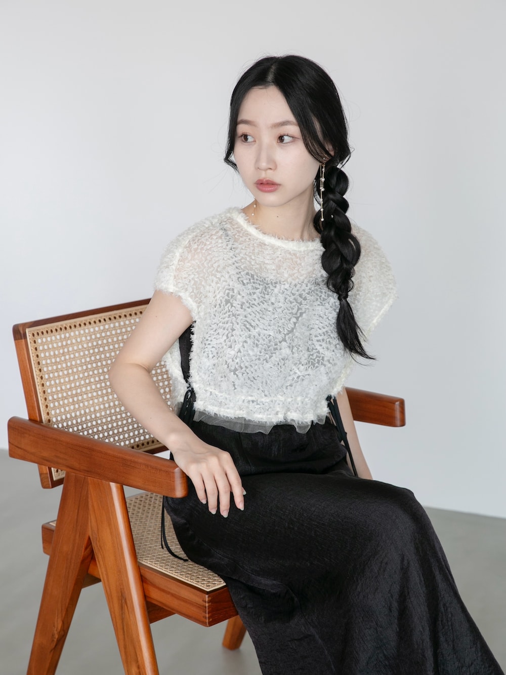 ブラック系のワンピース、ブラック系のパンプスを着用したレディースの夏コーディネートの5枚目の写真