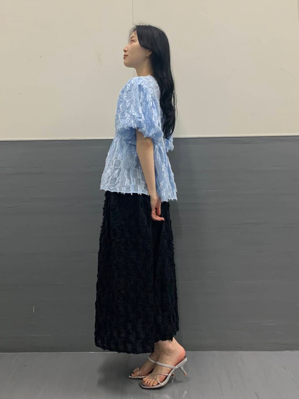 「スカート、休日コーデ、休日スタイル、ROSSO、ブルベ夏、骨格ウェーブ、キレイめスタイル、ブルベ夏×骨格ウェーブ、sip2412、万能ブラウスコーデ、ハイサマーコレクション、highsummer」｜「URBAN RESEARCH ROSSO WOMENのジャガードバルーンスリーブブラウス（シャツ/ブラウス、ブルー系）」を使った、美波さん（レディース・158cm）の夏コーディネートの4枚目の写真