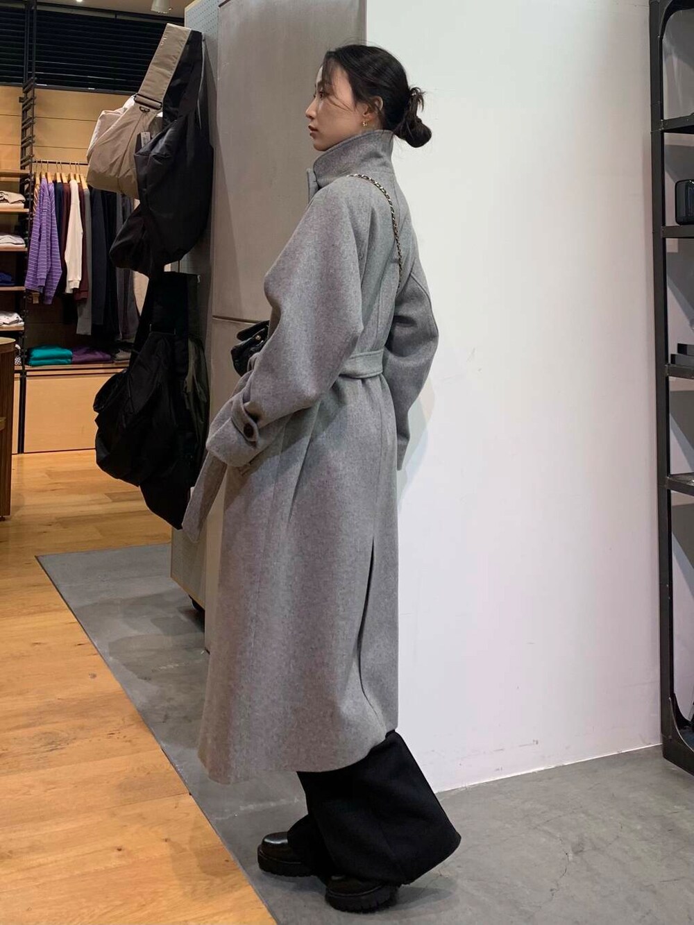 ブラック系のブーツ、ブラック系のショルダーバッグ、グレー系のその他アウターを着用したレディースの冬コーディネートの4枚目の写真