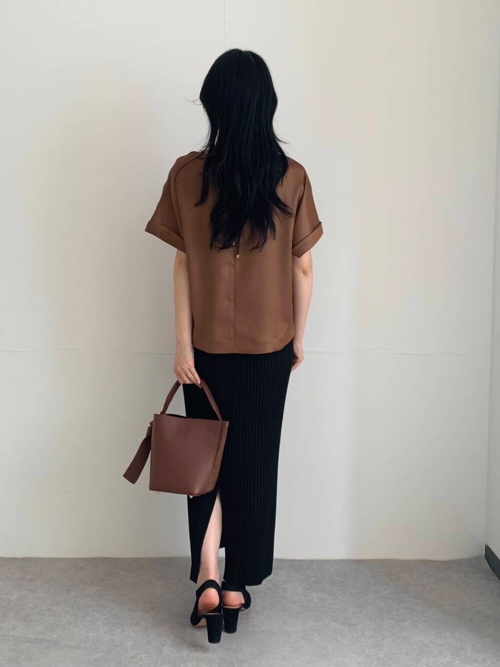 ブラウン系のシャツ/ブラウス、ブラック系のスカートを着用したレディースの夏コーディネートの5枚目の写真