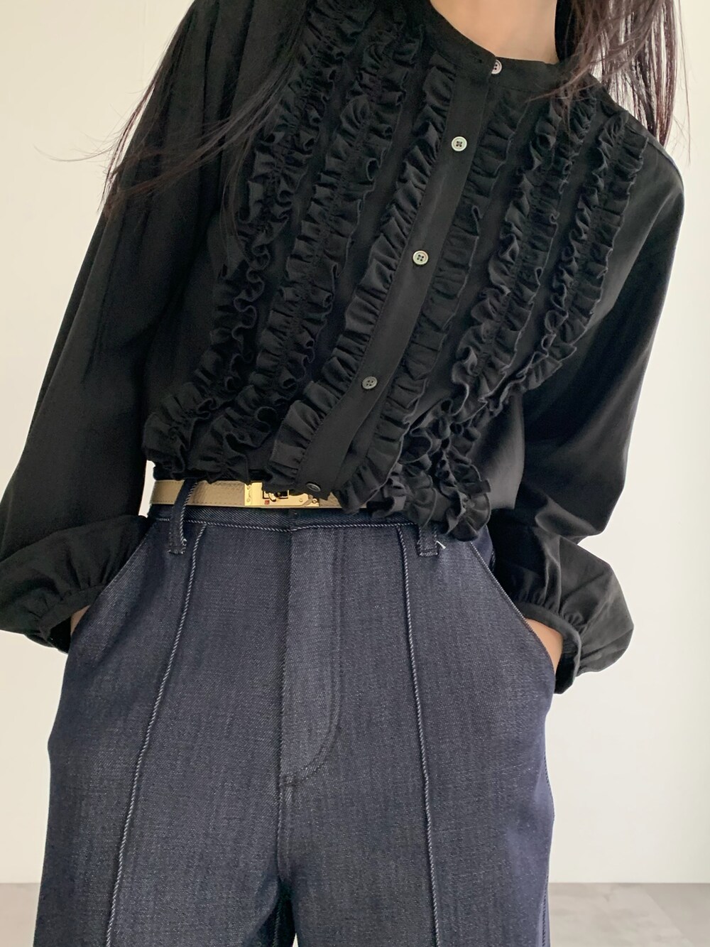 ブルー系のデニムパンツ、ブラック系のシャツ/ブラウスを着用したレディースの春コーディネートの4枚目の写真