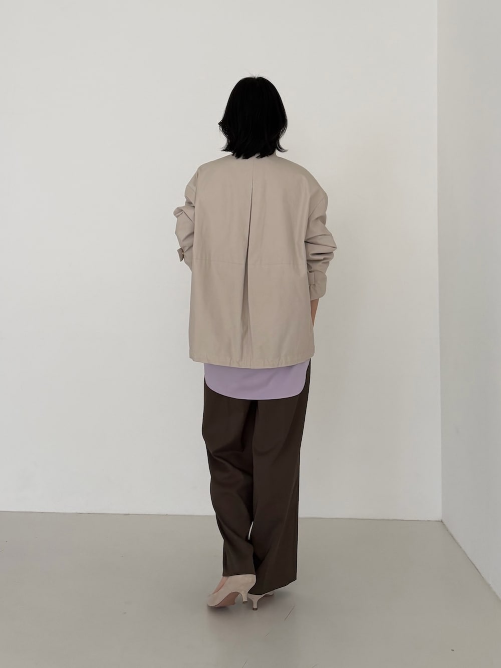 ベージュ系のその他アウター、ブラウン系のその他パンツを着用したレディースの冬コーディネートの4枚目の写真