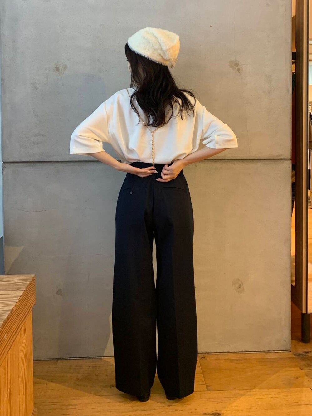 ブラック系のローファー、ホワイト系のTシャツ/カットソー、ベージュ系のチノパンツを着用したレディースの夏コーディネートの6枚目の写真