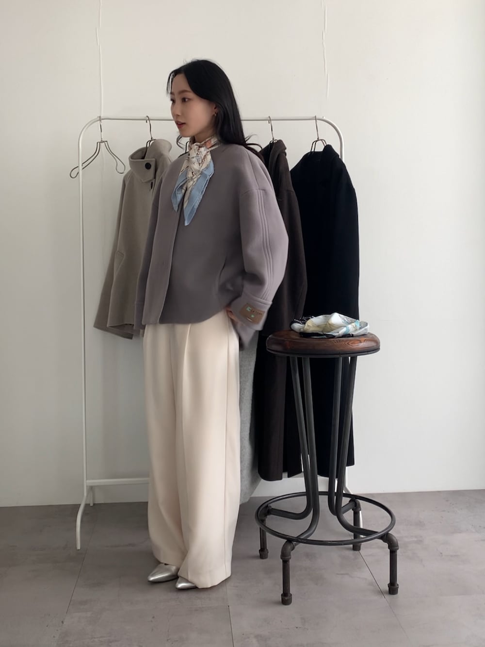 ベージュ系のその他アウター、ホワイト系のその他パンツ、シルバー系のパンプスを着用したレディースの冬コーディネートの2枚目の写真