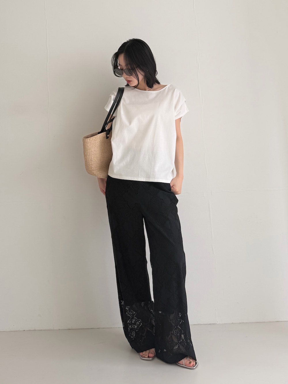 ホワイト系のTシャツ/カットソー、ブラック系のその他パンツを着用したレディースの夏コーディネートの2枚目の写真