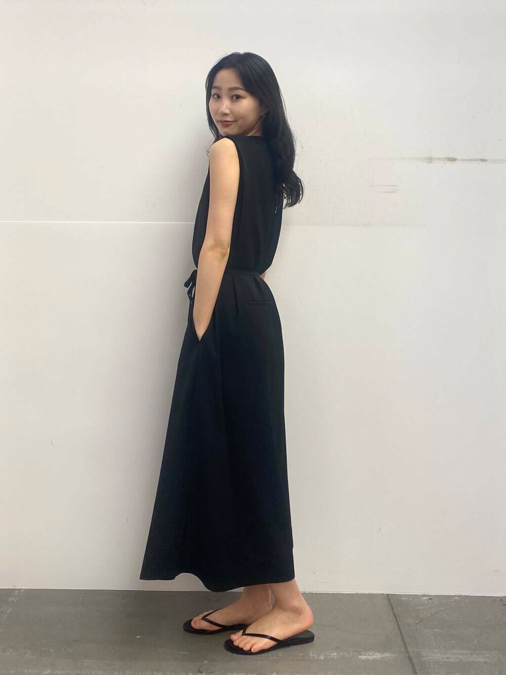 ブラック系のサンダル、ブラック系のつなぎ/オールインワンを着用したレディースの夏コーディネートの3枚目の写真