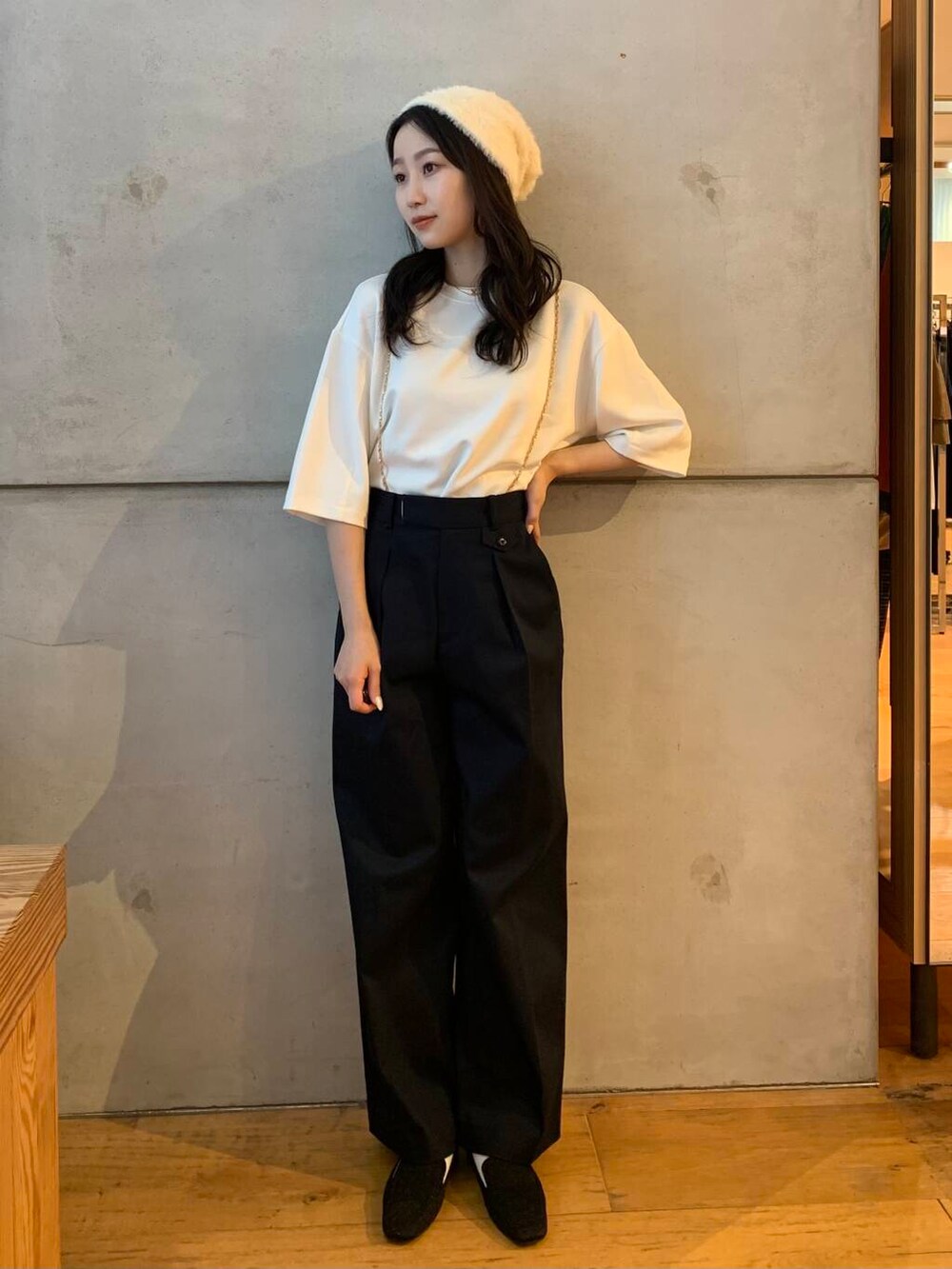 ブラック系のローファー、ホワイト系のTシャツ/カットソー、ベージュ系のチノパンツを着用したレディースの夏コーディネートの4枚目の写真