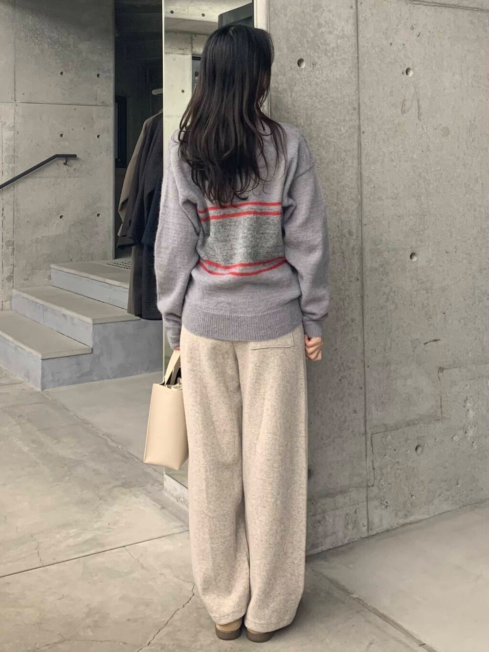 ベージュ系のその他パンツ、グレー系のニット/セーターを着用したレディースの冬コーディネートの7枚目の写真