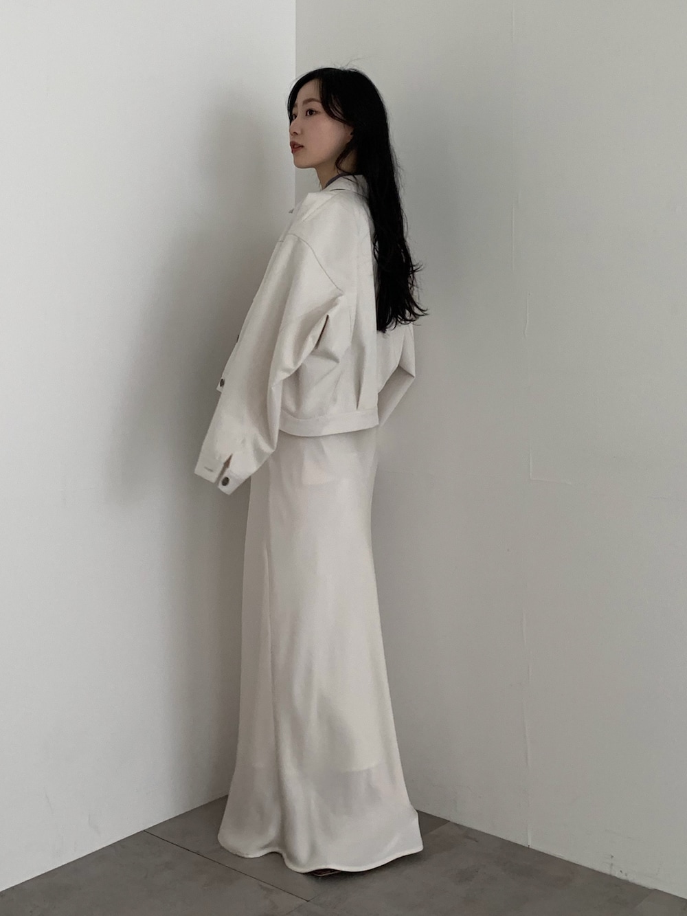 ブルー系のシャツ/ブラウス、ホワイト系のデニムジャケットを着用したレディースの冬コーディネートの4枚目の写真