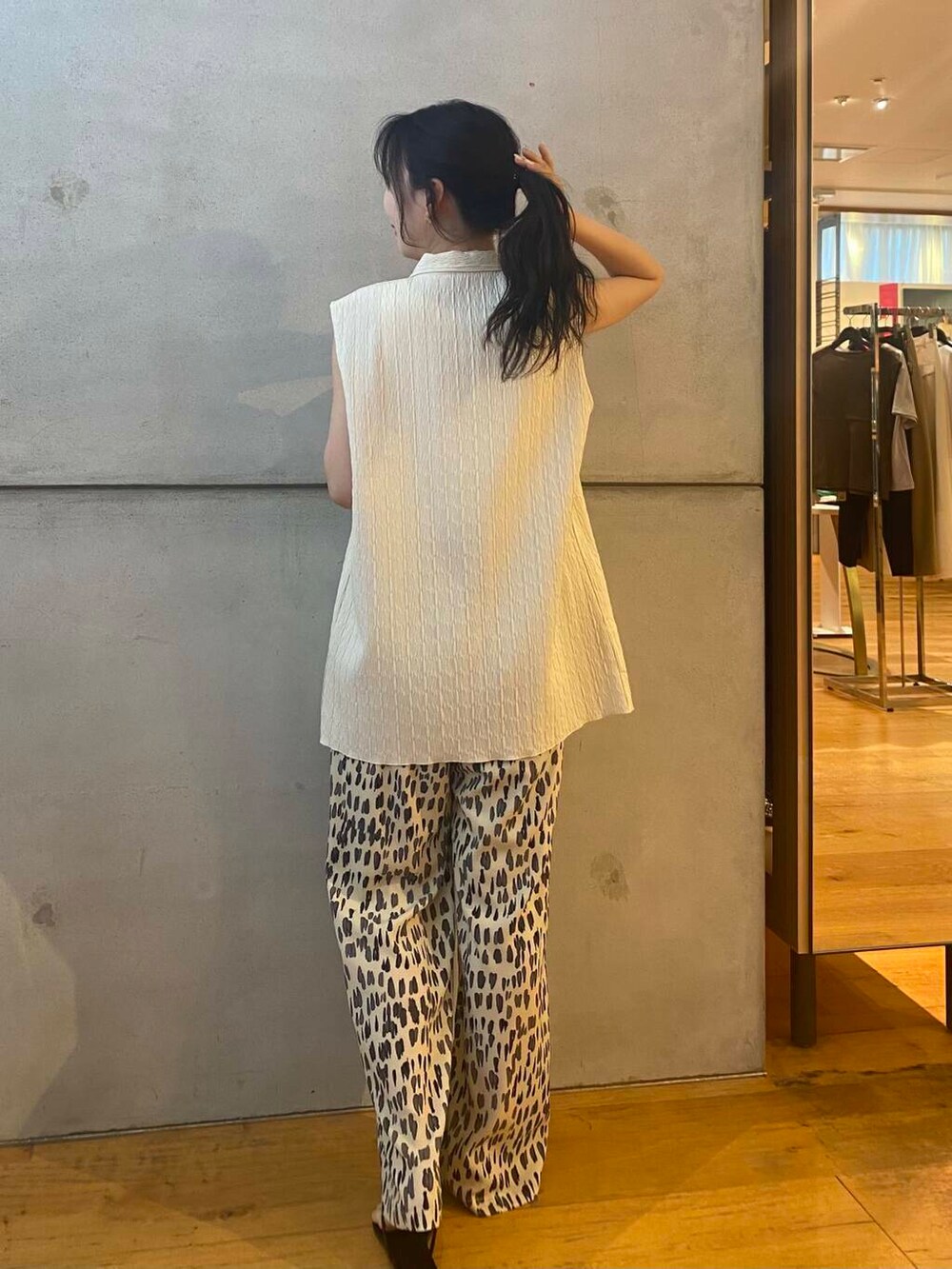 ブラック系のサンダル、ホワイト系のシャツ/ブラウス、ホワイト系のその他パンツを着用したレディースの夏コーディネートの7枚目の写真