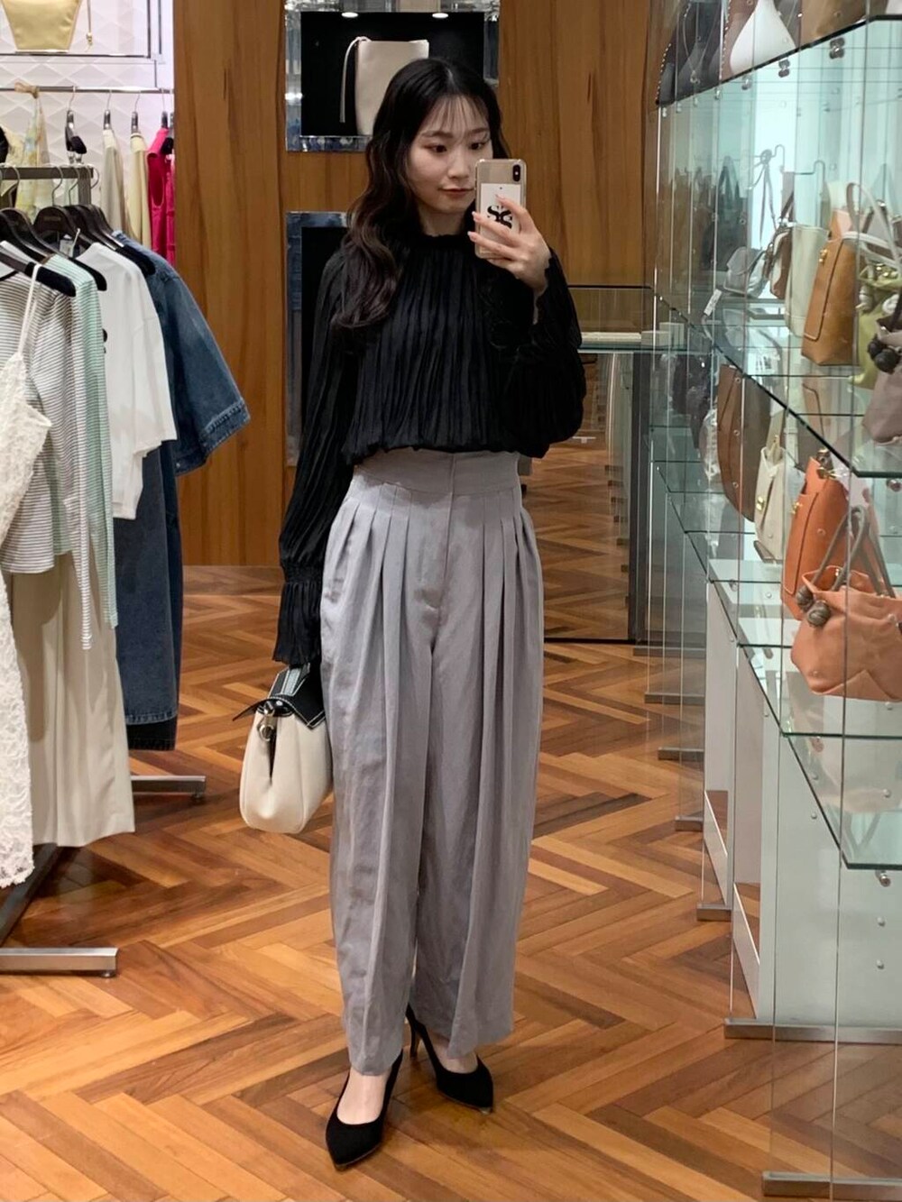 ブラック系のパンプス、グレー系のその他パンツ、ブラック系のシャツ/ブラウスを着用したレディースの春コーディネートの4枚目の写真