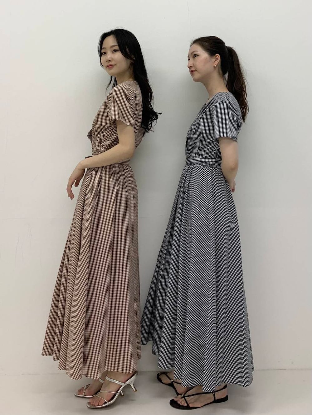 「ワンピース、休日コーデ、休日スタイル、ROSSO、ブルベ夏、骨格ウェーブ、ギンガムチェックワンピース、キレイめスタイル、初夏のお出掛けコーデ、ブルベ夏×骨格ウェーブ」｜「URBAN RESEARCH ROSSO WOMENの『WEB限定』ギンガムカシュクールワンピース（ワンピース、ブラウン系）」を使った、美波さん（レディース・158cm）の春コーディネートの2枚目の写真