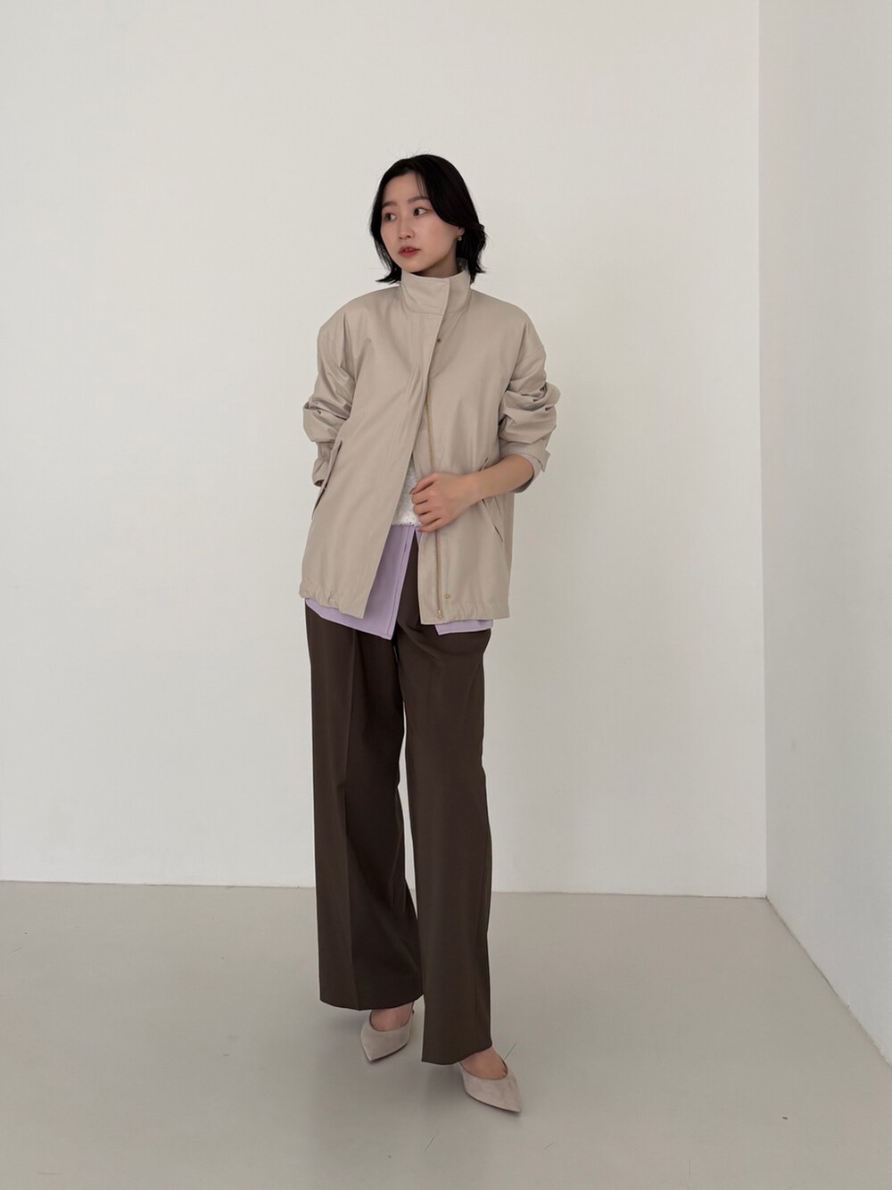 ベージュ系のその他アウター、ブラウン系のその他パンツを着用したレディースの冬コーディネートの2枚目の写真