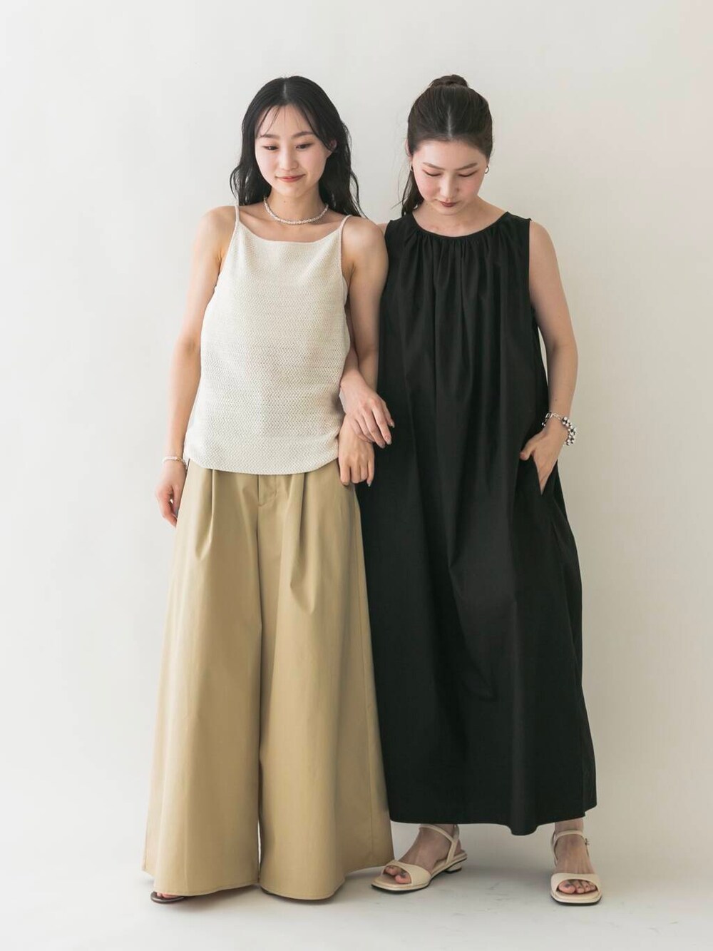 「ワイドパンツ、デートコーデ、休日コーデ、ROSSO、le、ブルベ夏、骨格ウェーブ、キレイめスタイル、初夏のお出掛けコーデ、ブルベ夏×骨格ウェーブ、きれいめフェミニン」｜「URBAN RESEARCH ROSSO WOMENのKOMOREBI MUSEUM　SANDAL（サンダル、ホワイト系）」を使った、美波さん（レディース・158cm）の春コーディネートの2枚目の写真