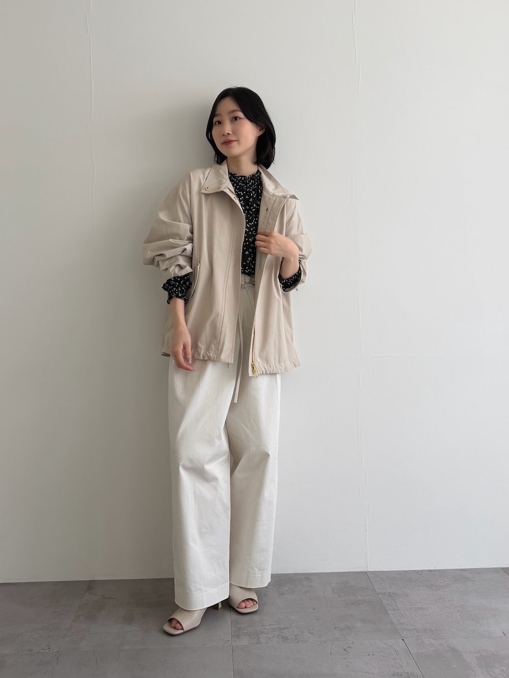 ブラック系のシャツ/ブラウス、ホワイト系のその他パンツ、ベージュ系のその他アウターを着用したレディースの冬コーディネートの4枚目の写真