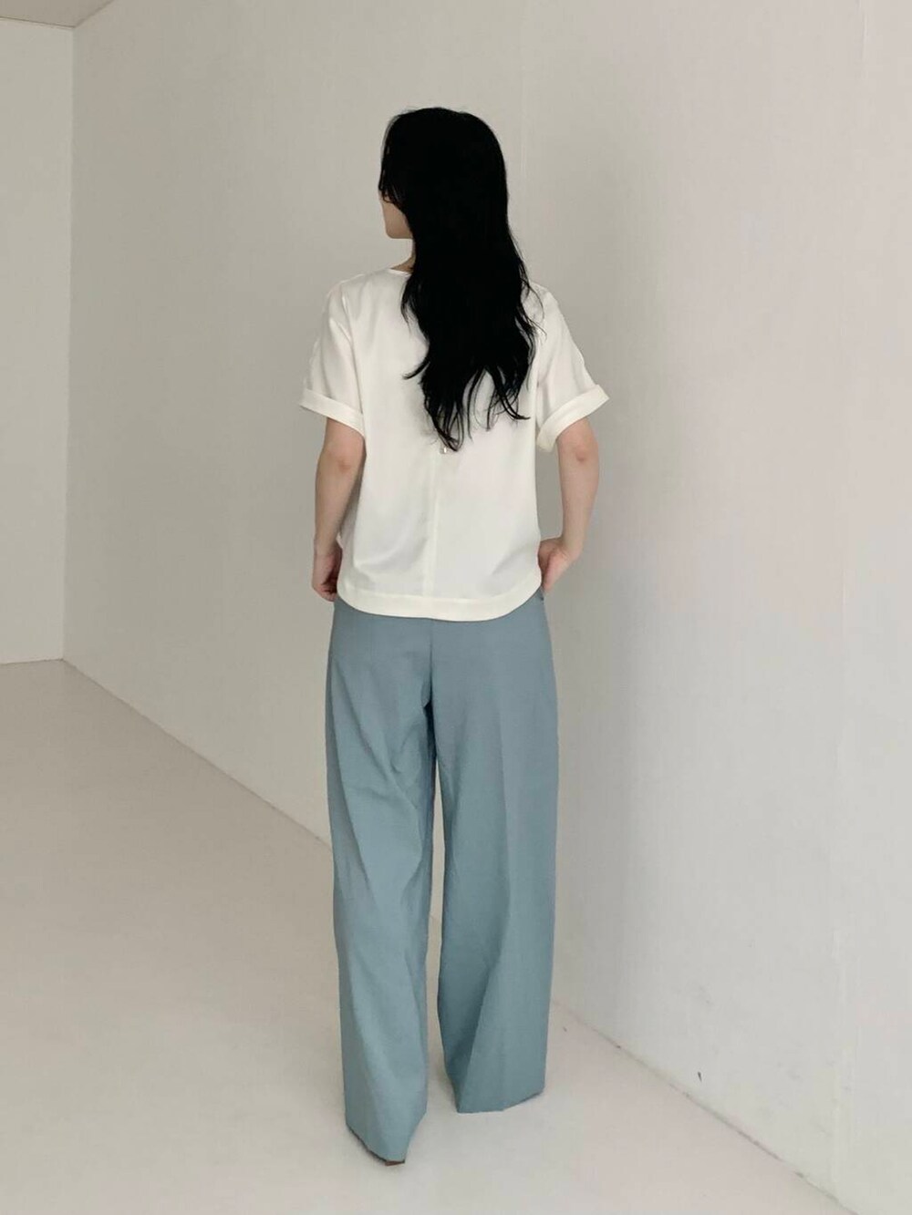 ブルー系のその他パンツ、ホワイト系のシャツ/ブラウスを着用したレディースの夏コーディネートの4枚目の写真