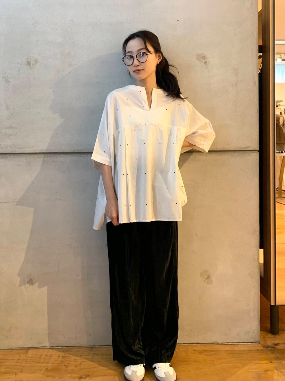 ホワイト系のシャツ/ブラウス、ホワイト系のスニーカー、ブラック系のその他パンツを着用したレディースの夏コーディネートの3枚目の写真